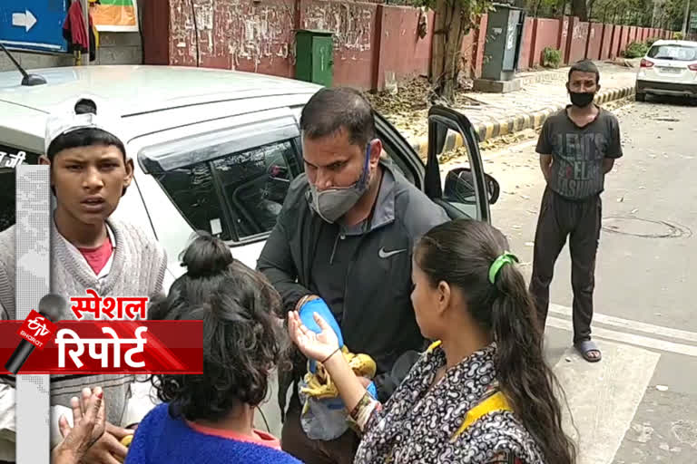 LHMC hospital worker helping poor people during lockdown