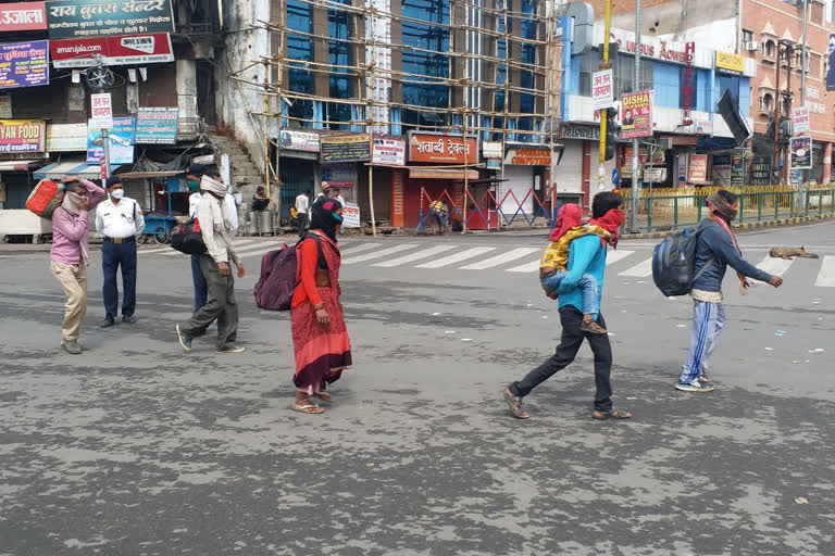 गुड़गांव से महोबा पैदल जा रहा मजदूर परिवार