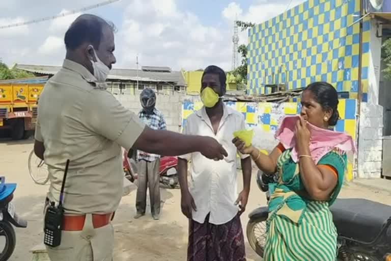 tutucorin police give free corona masks to people