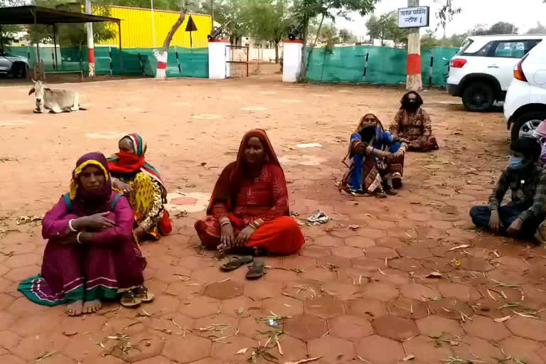 Nomadic family women reached the police station for help