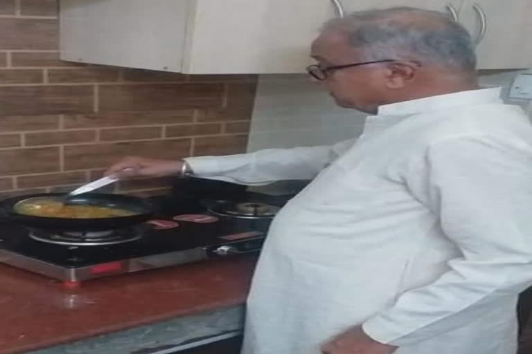 video-of-mp-nandkumar-singh-making-food-at-home-during-lockdown-goes-viral