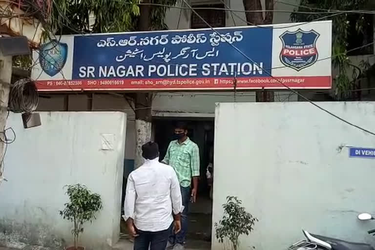 sr-nagar-home-guard-and-two-others-arrested-for-cheating-the-students-for-noc-forms-at-hyderabad