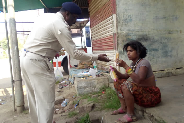 dindori police helping the hungery labours during lock down