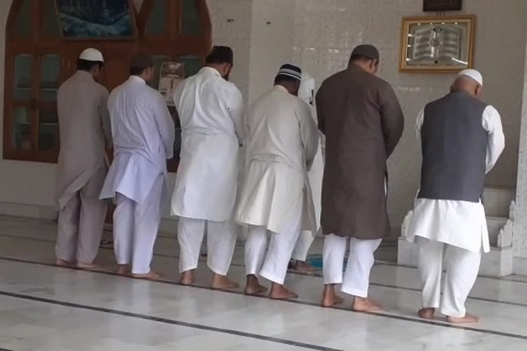 six people prayed in masjid.