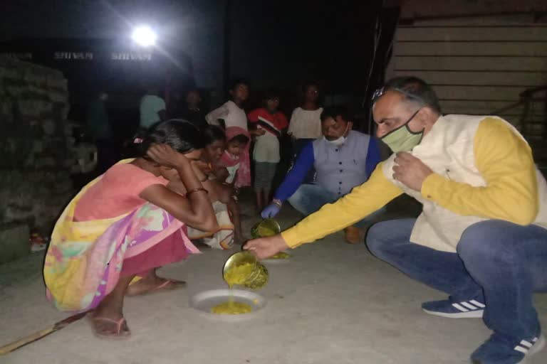 Congress leaders are feeding poor people in ranchi