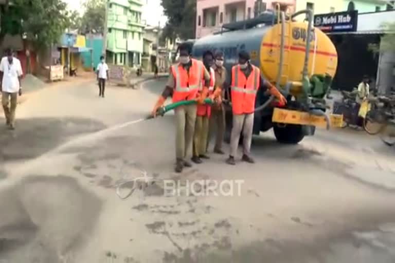 அனைத்து சாலைகளிலும் நகராட்சி சார்பில் கிருமிநாசினி தெளிக்கப்பட்டது