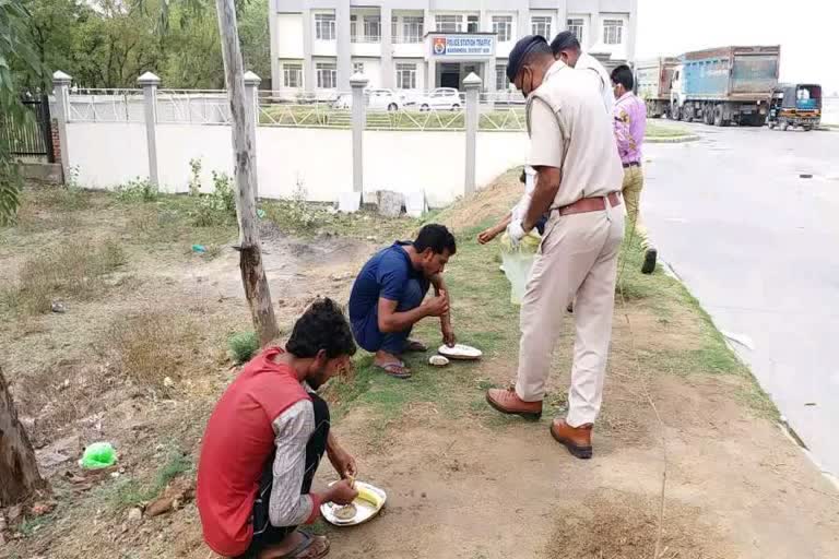 badkali traffic police fed food to hungry passengers in nuh