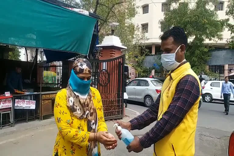 सिविल डिफेंस बांट रहे दवाइयां, Civil Defense distributing medicines