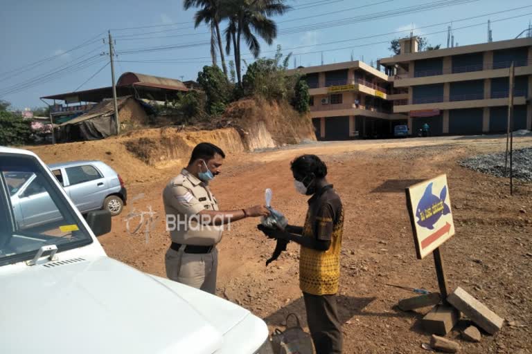 Police staff help the beggar in Nelyadi