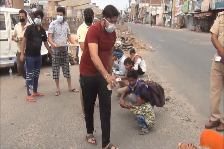 Palwal police help hungery workers going home on foot during lockdown