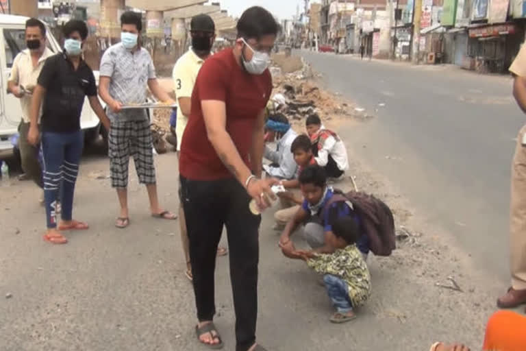 Palwal police help hungery workers going home on foot during lockdown