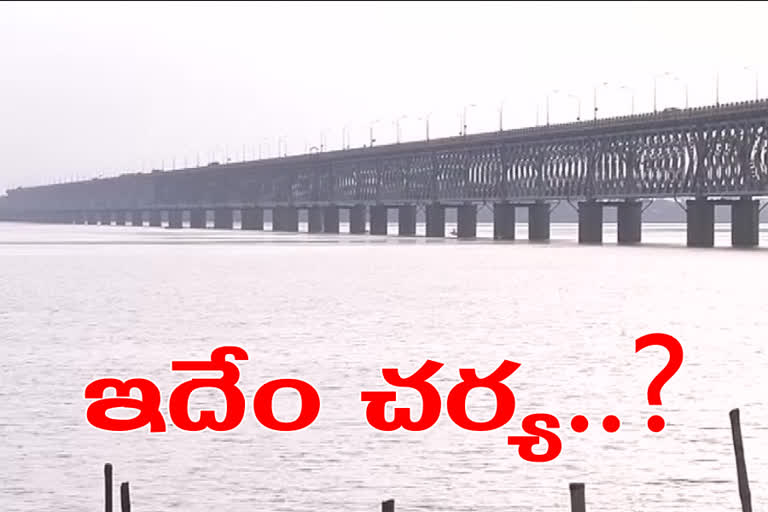 lab technician died on rajamahendravaram road cum rail bridge