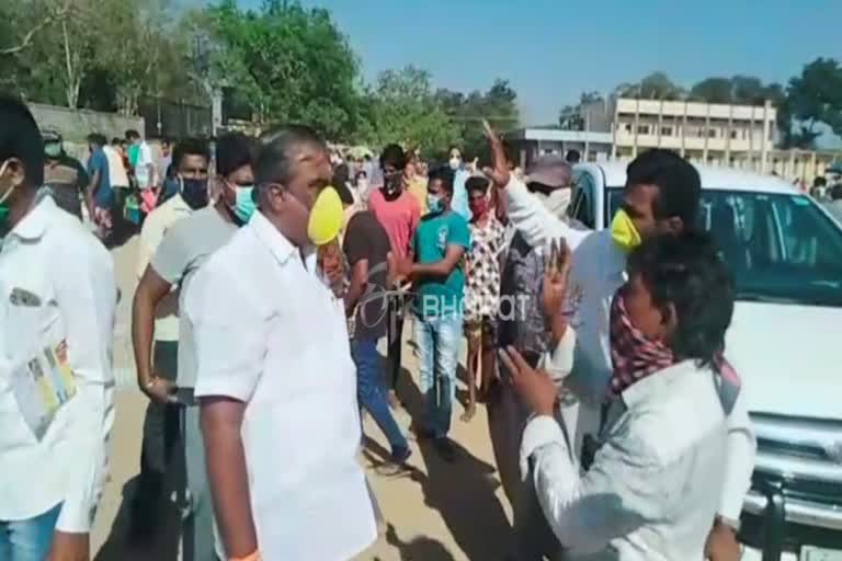 MLA Somashekar reddy visit to the temporary vegetable market at the Municipal Ground