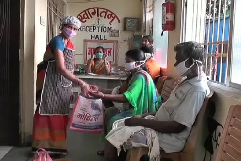 municipality providing food to the beggars