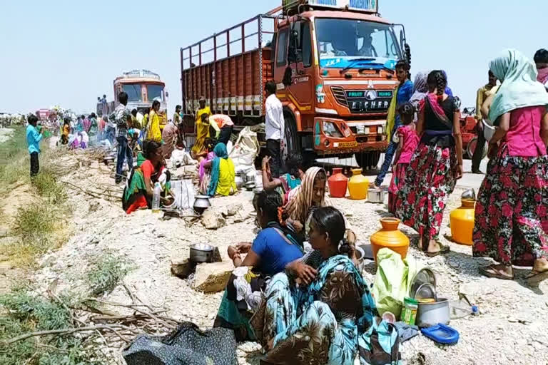 Two thousand migrants were blocked by police at the border of Prakasam district