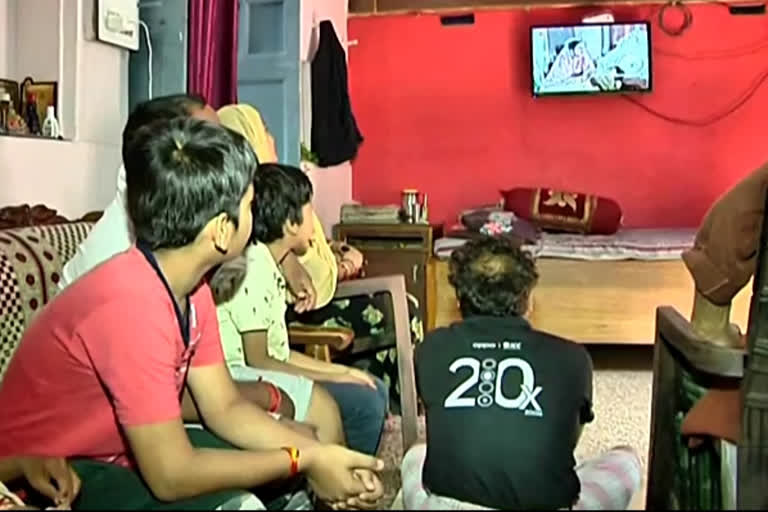 family together watches ramayana serial on doordarshan