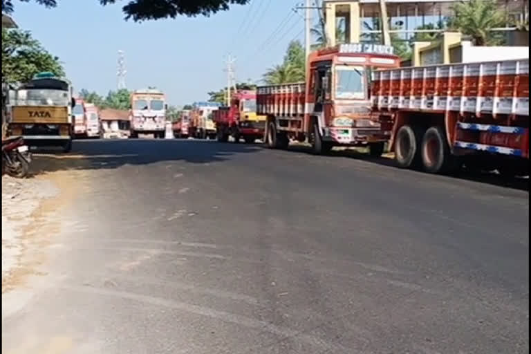 goods vehicles restricted at wayanad check post  wayanad  wayanad latest news  ചരക്കു വാഹനങ്ങളുടെ എണ്ണം കുറച്ചു  വയനാട്