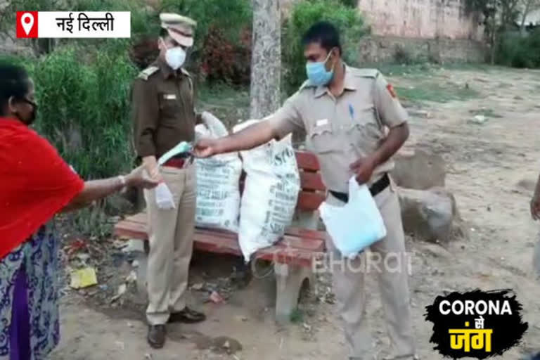 Inderpuri police distributed food and face masks to the needy