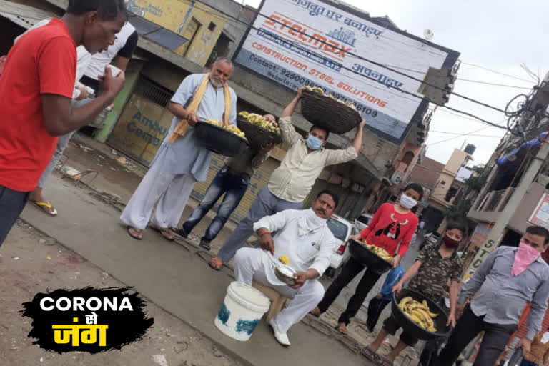 ghaziabad sabzi mandi vyapaari feeding the poor laborers on the road