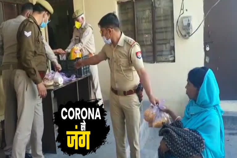 police distributing ration to people during lockdown