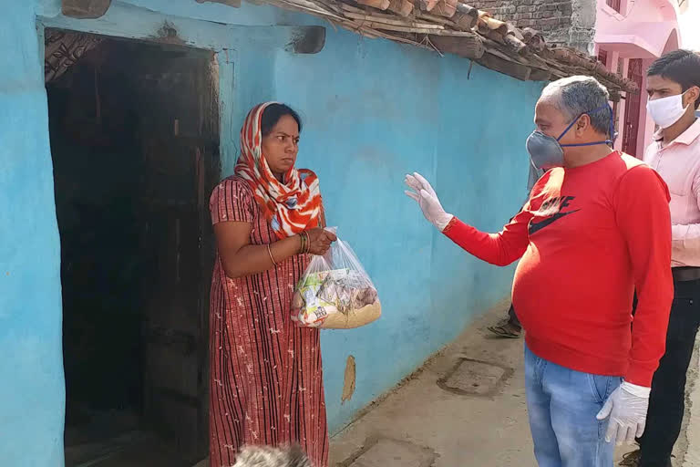 Latehar's social workers are giving free ration materials