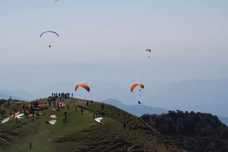 Billing Paragliding Association donated one lakh rupees covid-19