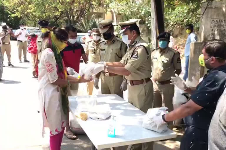 The food was distributed to the daily laborers by CP Anjanekumar at Hyderabad banjarahills