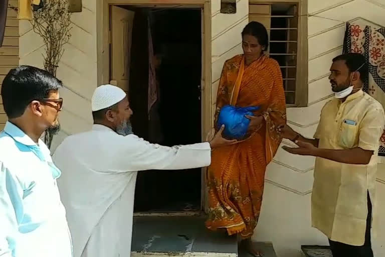 Various social and social welfare organizations of yadgeer distribute ration kits among daily laborers