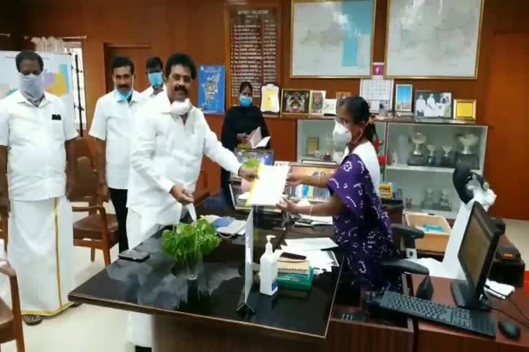 dmk MLA gives fund to thiruvallur collector to buy medical instruments