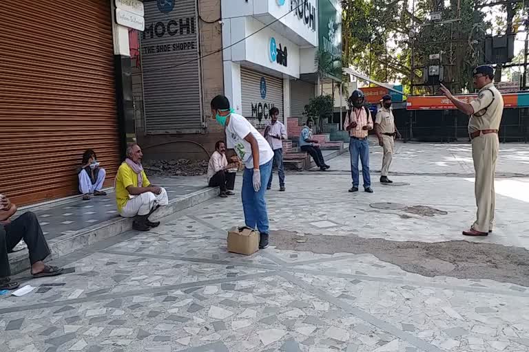 Police provided food to poor people in patna