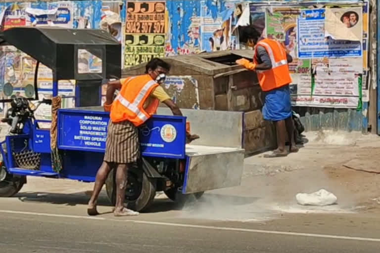 துப்புரவு பணியில் மாநகராட்சி ஊழியர்கள்