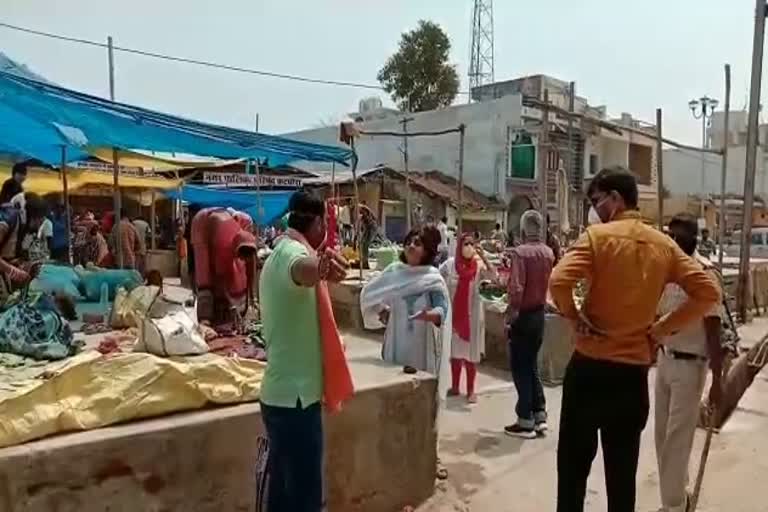 Action on non social distancing in the vegetable market