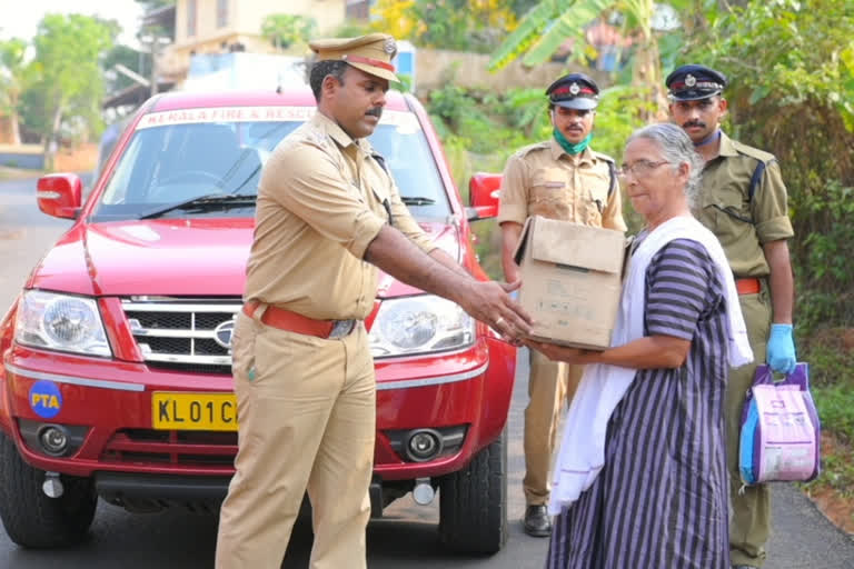 അവശ്യസാധനങ്ങള്‍ എത്തിച്ച് മാതൃകയായി പത്തനംതിട്ട ഫയര്‍ ഫോഴ്‌സ്‌  latest pathanamthitta  latest covid 19