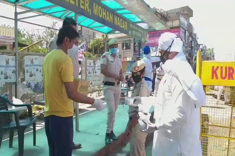 youth fed the policemen doing duty in the lock down