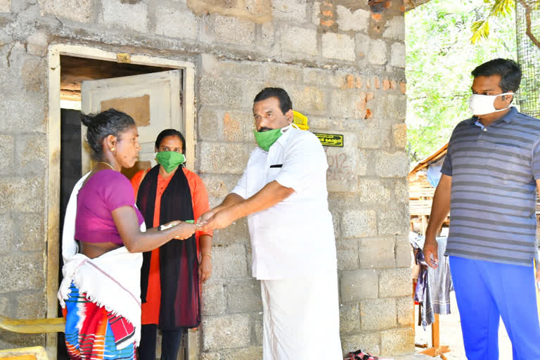 The social welfare pension was distributed  സാമൂഹ്യക്ഷേമ പെന്‍ഷന്‍ വിതരണം ചെയ്തു