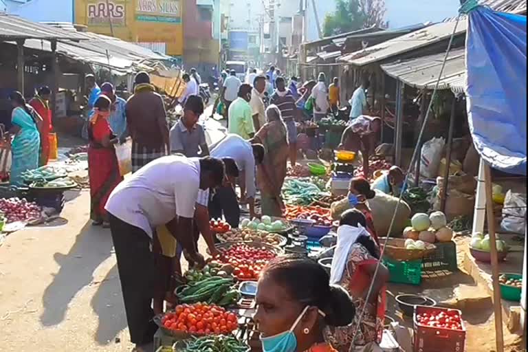 சந்தியில் குவிந்த பொதுமக்கள்