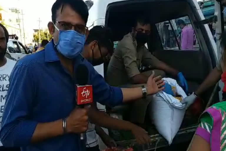 noida police distributes food to women during lockdown in sector five haraula