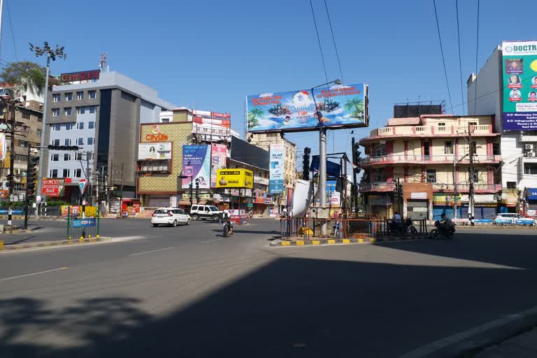 police doing social distancing in patna