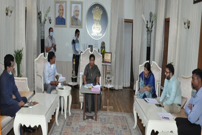 governor-anusuiya-uike-holds-review-meeting-in-view-of-corona-virus-in-raipur