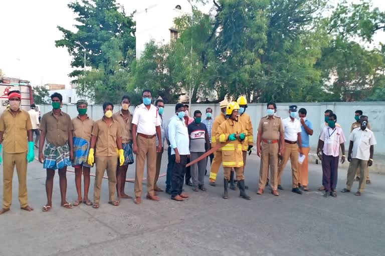 மணப்பாறை தீயணைப்புத்துறையினர் கிருமிநாசினி தெளிக்கும் பணியில் ஈடுபாடு