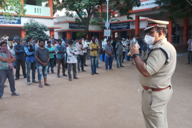 కరోనా కట్టడికి ప్రతి ఒక్కరూ సహకరించాలి