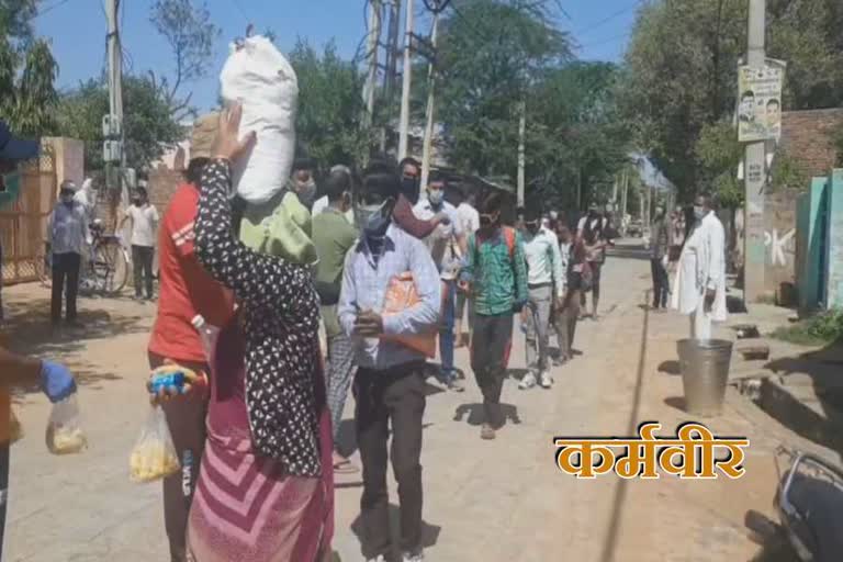 villagers distributing food to migrating laborers in sohana