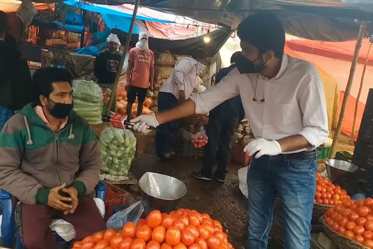 prices of fruits and vegetables hiked due to lockdown at azadpur mandi in delhi