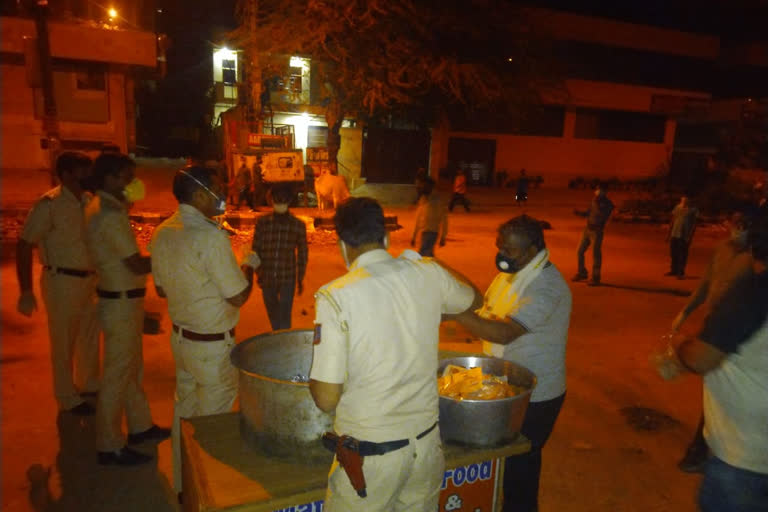 police distributing food to needy people at vasantkunj in delhi