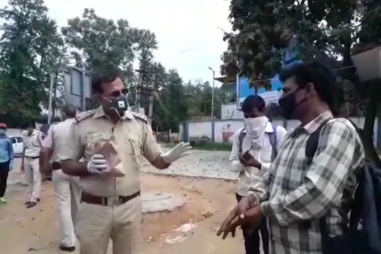 vasantkunj police appeal laborers that they will provide them food and living facility in delhi