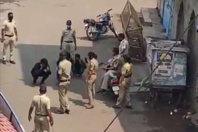 manmad police use punishment on lockdown breachers