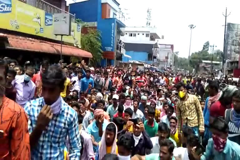 Migrant Labours Protest in Kottayam  kottayam news  കോട്ടയം വാര്‍ത്തകള്‍  പായിപ്പാട് ടൗണില്‍ ലോക്‌ഡൗൺ വിലക്ക് ലംഘിച്ച് ഇതരസംസ്ഥാന