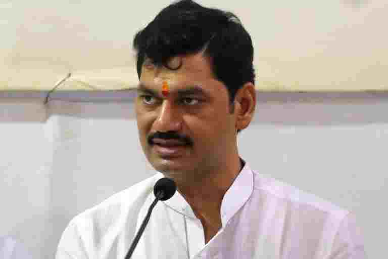 dhananjay munde request to sugarcane farm worker