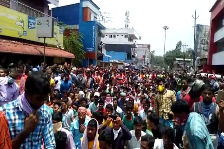 Migrant Labours protesting in Kottayam violating lockdown norms