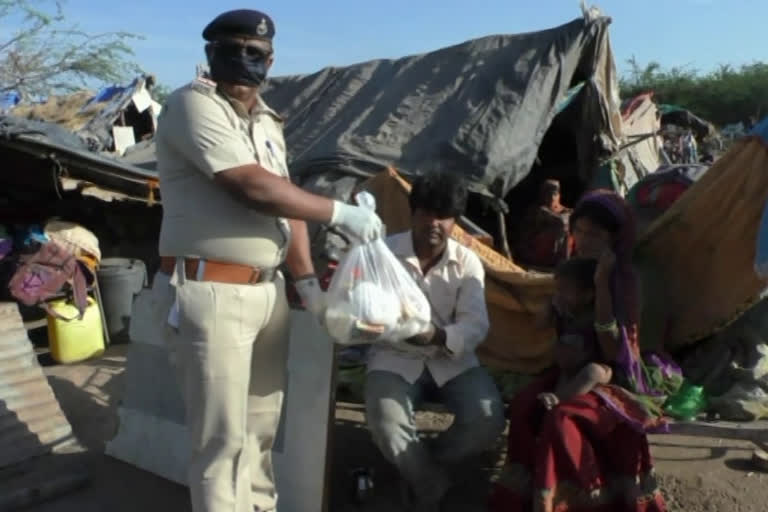 morbi police distributed ration in slum area